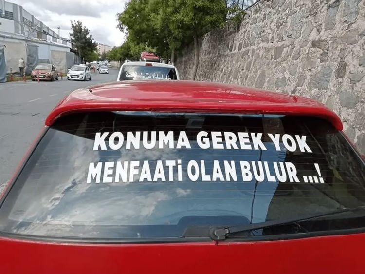 <p>Bu yazıları okumanın tıpkı cep telefonuna bakmak kadar riskli olduğuna dikkat çeken İntepe, "Birkaç saniye o yazıya takılı kalmak bile zihni bambaşka yerlere götürebilir ve kaza riski 4-5 kat artabilir" diye konuştu.</p>
