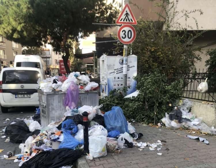 <p>Kartal'daki durumdan şikayetçi olan çevre sakinleri ile esnaf, mahallelerinde kurulan semt pazarını kendi çabalarıyla temizlerken çalışanın hakkının ödenmesi gerektiğini söyledi.</p>