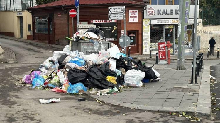 <p>Bunun üzerine grev kararı alan Hizmet-İş Sendikası Genel Yönetim Kurulu, 8 Kasım Cuma günü greve başlayacaklarını ilan etti.</p>
