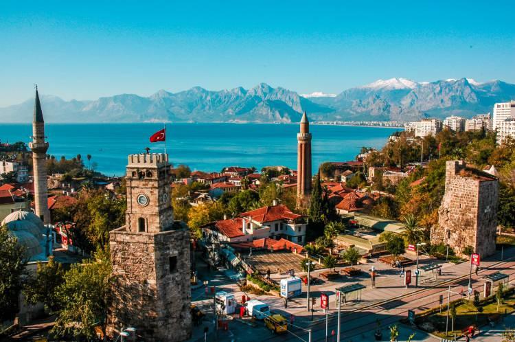 <p>3 büyükşehrin temel başarı sıralaması da yapıldı. Tanınma söz konusu olduğunda İstanbul 31'inci, Antalya 95'inci, İzmir 100'üncü sırada yer aldı.</p>

