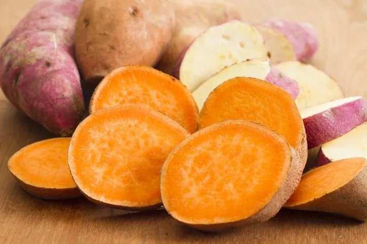 <p>33- TATLI PATATES</p>
<p>86kcal, 100g başına</p>
<p>Parlak turuncu bir yumru olan tatlı patatesler, patateslerle yalnızca uzaktan akrabadır. Beta-karoten açısından zengindirler.</p>
<p>BESİN DEĞERLERİ PUANI: 49</p>