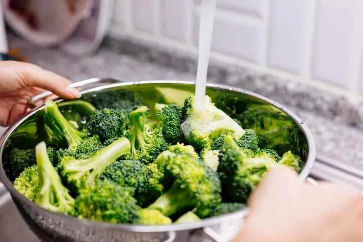 <p>29- BROKOLİ</p>

<p>34kcal, 100g başına</p>

<p>Brokoli başları olgunlaşmamış çiçek tomurcukları ve saplarından oluşur. Tüketimi 50 yılda beş kat arttı.</p>

<p>BESİN DEĞERLERİ PUANI: 50</p>
