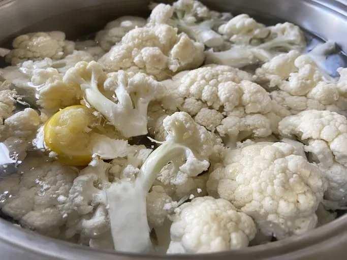 <p>28- KARNABAHAR</p>

<p>31kcal, 100g başına</p>

<p>Brokoliden farklı olarak karnabahar başları, çoğunlukla beyaz renkli, yeşil klorofilden yoksun, dejenerasyona uğramış sürgün uçlarıdır.</p>

<p>BESİN DEĞERLERİ PUANI: 50</p>
