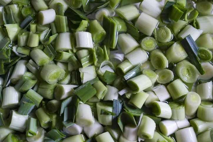 <p>21- PIRASA</p>
<p>61kcal, 100g başına</p>
<p>Pırasalar soğan, arpacık soğanı, frenk soğanı ve sarımsakla yakından ilişkilidir. Vahşi ataları Akdeniz havzasında yetişir.</p>
<p>BESİN DEĞERLERİ PUANI: 54</p>