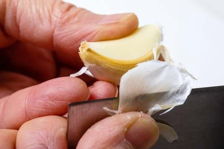 <p>17- SARIMSAK</p>
<p>25kcal, 100g başına</p>
<p>Enerjisi düşük olmasına rağmen, frenk soğanı A ve K vitaminleri açısından zengindir. Yeşil yaprakları bir dizi yararlı antioksidan içerir.</p>
<p>BESİN DEĞERLERİ PUANI: 55</p>