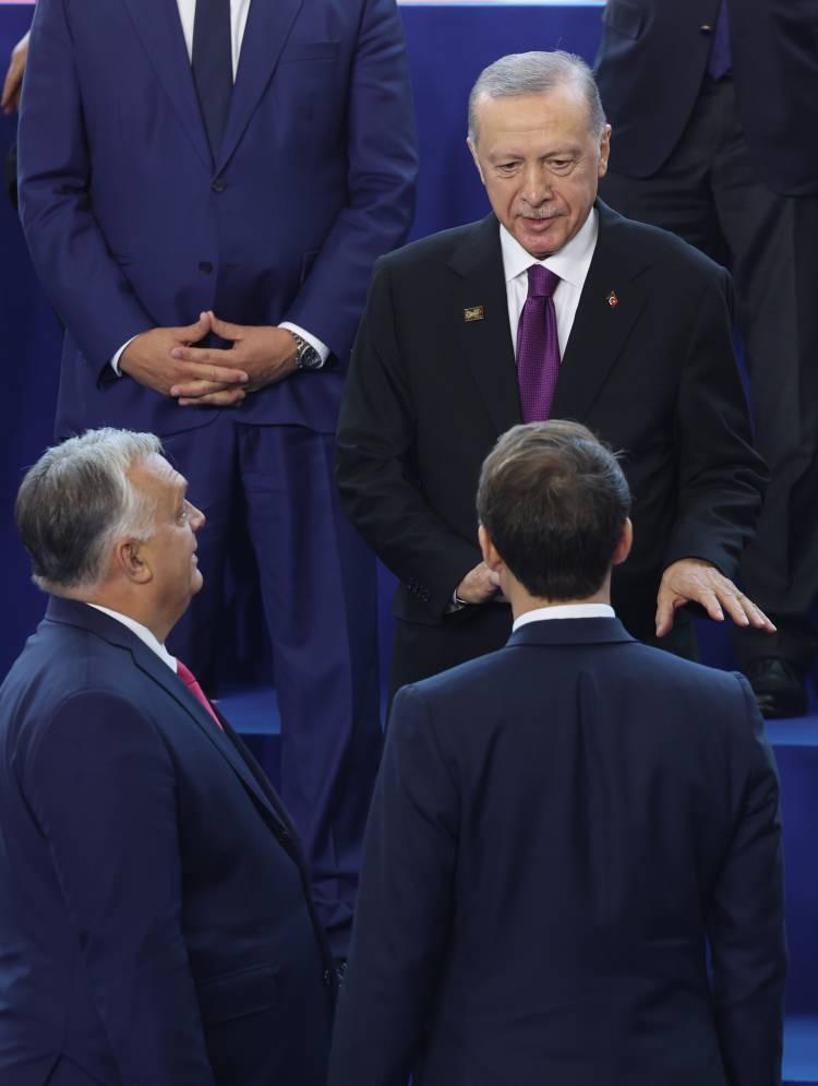 <p>Cumhurbaşkanı Erdoğan, Türkiye’nin Avrupa Birliği’ne tam üyelik stratejik perspektifi ile hareket ettiğini, sürecin canlandırılmasının bir ihtiyaç olduğunu, Gümrük Birliği’nin güncellenmesi ve vize serbestisi ile ilgili vaatlerin yerine getirilmesinin beklendiğini belirtti.<br />
 </p>
