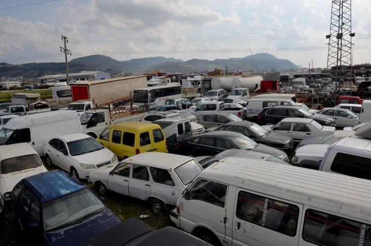 <p>Türkiye Büyük Millet Meclisi'nden (TBMM) geçen yeni düzenlemeye göre, Karayolları Trafik Kanunu'ndaki değişiklikle buluntu olması nedeniyle veya kanun hükümleri gereğince trafikten men edilerek alıkonulan ve sahipleri tarafından 6 ay içinde teslim alınmayan veya aranmayan yediemin otoparklarındaki araçlar satışa çıkarılacak.</p>