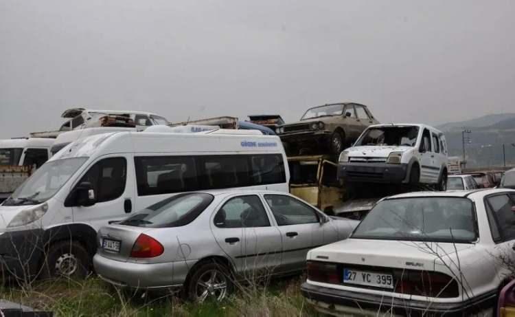<p>Yasa ile trafikten men edilerek alıkonulan araçlardan yediemin otoparklarında bulunup da sahipleri tarafından teslim alınmayan veya sahiplerine ulaşılamayan araçların satış usulü değişiyor. Bu çerçevede, araçların satış usulü kolaylaştırılacak. Ekonomiye kazandırılması sağlanacak ve mal sahiplerinin zarar etmesinin önüne geçilecek.</p>
