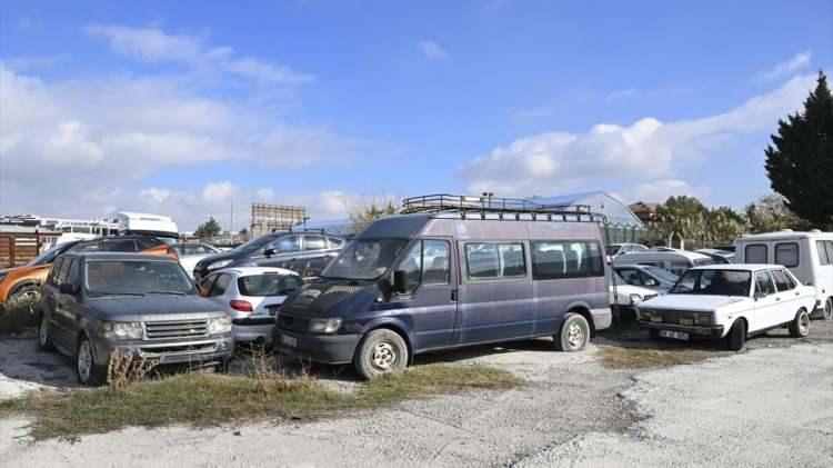 <p>Yeni düzenleme ile bu ifadeler yasadan çıkarıldı. Ülke genelinde yediemin otoparklarında en az 15 bin aracın beklediği, yeni yasa ile bu araçların kısa sürede satılması ve mal sahiplerinin beklemeden kaynaklı zararının ortadan kalkacağı ifade edildi. Araçların satışı, açık artırma suretiyle yapılacak.</p>
