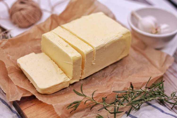 <p><strong>MARGARİN</strong></p>
<p>Margarin, katkı maddeleri ve doymuş yağlarla doludur. Margarinin doymuş yağ oranı yüksek olduğunda bu da kötü kolesterolü yükseltir ve kalp hastalığını daha muhtemel hale getirir. Kolesterol oranını yükseltmesi de bir başka olumsuz etkisidir. Yeni doğum yapmış annelerin sütünü azaltabilir. Bu nedenler göz önüne alınarak margarin tüketimi konusunda dikkatli olmak gerekir.</p>
<p> </p>
<p> </p>
