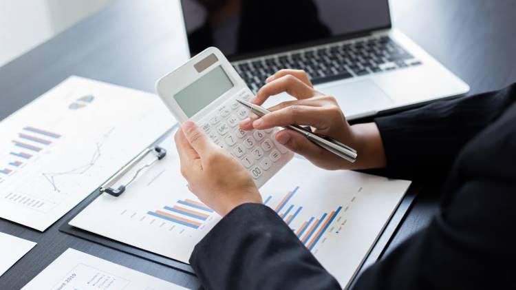 <p>Kadınlar ise sigortalı olduktan sonra dünyaya gelen üç çocuk için borçlanabiliyor ve her çocuk için 720 gün olmak üzere toplam 2160 gün satın alabiliyor. Gurbetçiler ise yurt dışında çalıştıkları günleri satın alabiliyor.</p>