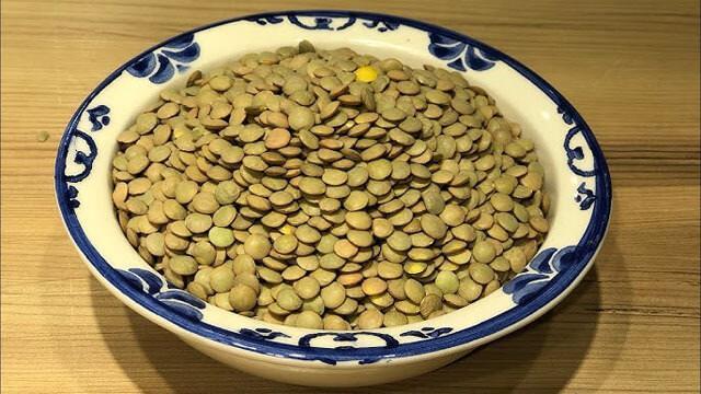 <p>Yeşil mercimek, <strong>kolajen üretimini destekleyen</strong> besin maddeleri içerir. Bu sayede, yeşil mercimeğin faydaları arasında cildin <strong>genç kalmasına</strong> ve kemiklerin <strong>sağlamlığının artmasına</strong> yardımcı olmak yer alır.</p>