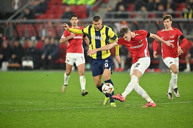 <p><strong>"Neredeyse ilk 11 oluşturulabilecek bir dizi eksik nedeniyle, AZ Teknik Direktörü Maarten Martens, 2023 Gençler Ligi'nin ünlü takımının yeteneklerini F.Bahçe karşısında görme fırsatı buldu. Türk kulübü ne yaşadığını bilmiyordu ve Alkmaar'a 3-1 yenildi."</strong></p>