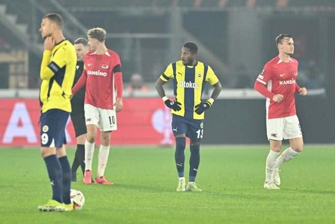 <p><strong>"Yedi yenilgi ve bir beraberliğin ardından AZ, büyük bir rakibe karşı nihayet tekrar kazandı. Avrupa Ligi'nde ilk kez forma giyen Ro-Zangelo Daal ve genç Kees Smit'in golleri sayesinde Türk kulübü 3-1 mağlup oldu."</strong></p>