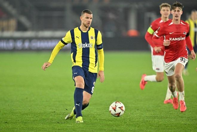<p><strong>NOS:<br />
<br />
"AZ, 18 yaşındaki Smit'in de katkısıyla Fenerbahçe'yi geçti"</strong></p>