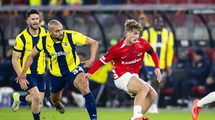 <p><strong>"AZ sekiz maç sonra ilk kez yine kazandı. Alkmaar ekibi kaleye doğru üç şut çekti ama hepsi gool oldu ve F.Bahçe'yi 3-1 mağlup etti. Maçta öne çıkan ise 18 yaşındaki yedek oyuncu Kees Smit'ti."</strong></p>
