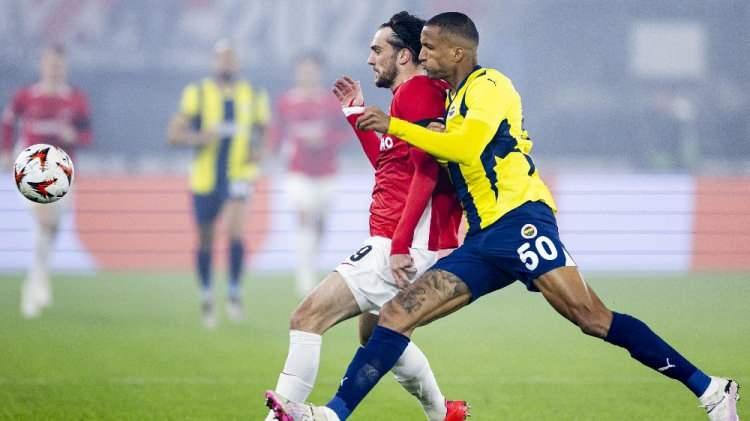 <p><strong>"Son 7 maçta aldığı 6 yenilginin ardından, yıpranan AZ sonunda yeniden kazanmayı başardı. Genç AZ, Fenerbahce'yi 3-1 mağlup etti. 18 yaşındaki Kees Smit'in golü özellikle unutulmazdı. Avrupa Ligi'nde sezonun en genç ilk 11'ini oynayan AZ, Mourinho'nun tecrübeli ekibini alt etmeye çalıştı. Yaş farkı çok büyüktü, güç farkı ise minimum düzeydeydi."</strong></p>