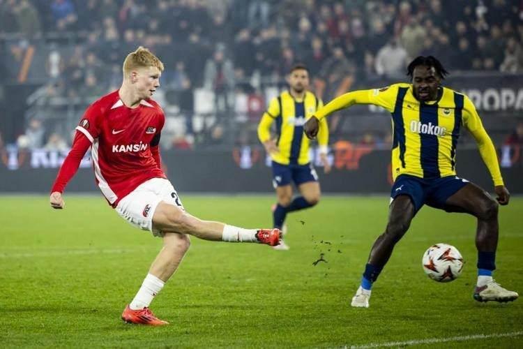 <p><strong>"Oldukça genç bir kadroya sahip olan Maarten Martens'in takımı, galibiyeti evinde korumayı başardı. Ro-Zangelo Daal, Kees Smit ve Denso Kasius'un gollerinin ardından Alkmaar'da skor 3-1 oldu."</strong></p>