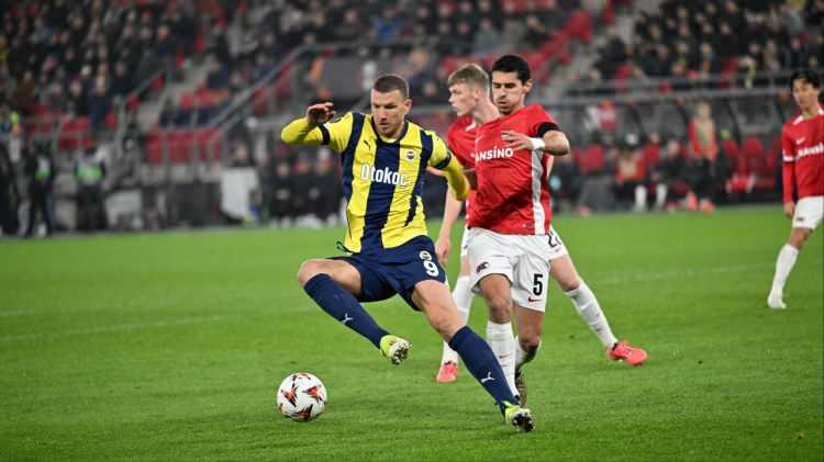 <p><strong>"AZ, iki genç yeteneğin golleriyle Avrupa Ligi'nde Fenerbahçe'yi mağlup etti. Alkmaar'daki maç 3-1 sona erdi. Yedek oyuncu Ro-Zangelo Daal, AZ adına ilk maçında ikinci yarıda skoru açtı. Youssef En-Nesyri penaltıyı kaçırdıktan sonra eşitliği sağladı. Alkmaar formasıyla ilk Avrupa maçına çıkan yedek oyuncu Kees Smit, skoru 2-1 yaptı. Denso Kasius skoru 3-1'e getirdi."</strong></p>