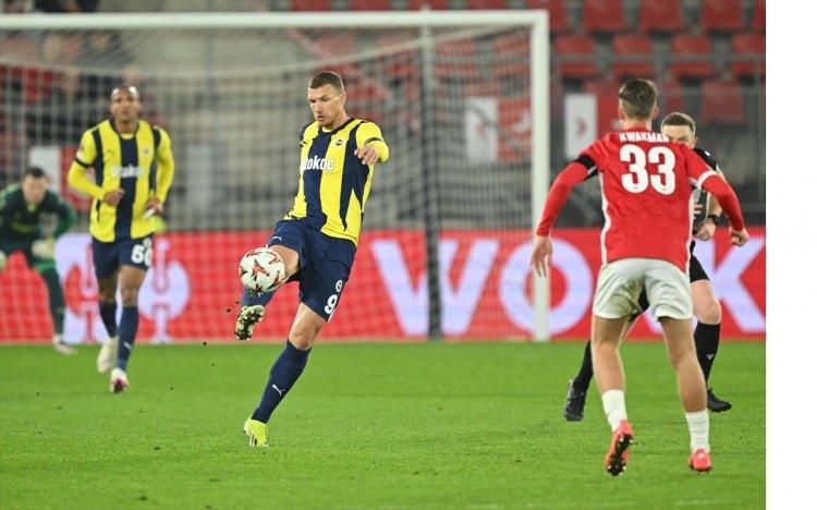 <p><strong>NORDHOLLANDS DAGBLAD:<br />
<br />
 "Gençler A'dan Z'ye ışıkları yaktı: Fenerbahçe'ye karşı kazanılan zafer karanlık bir döneme son verdi"</strong></p>
