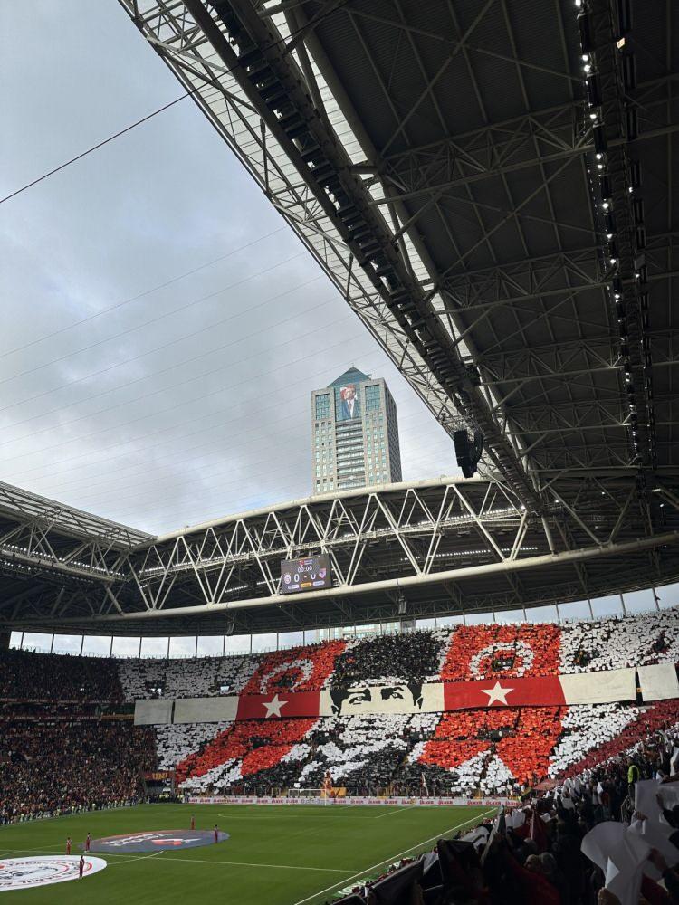 <p>Galatasaray tribünleri, Gazi Mustafa Kemal Atatürk'ün vefatının 86. yılı anısına özel bir koreografi yaptı.</p>
