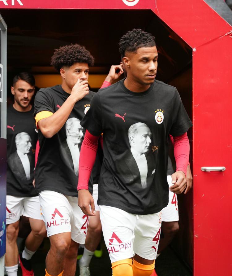 <p>Sarı-kırmızılıların ev sahipliğinde Ali Sami Yen Spor Kompleksi Rams Park'ta oynanan müsabakanın öncesinde ise anlamlı görüntüler yaşandı.</p>