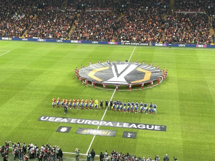 <p>Galatasaray taraftarları maç öncesi </p>

<p>seremonide Filistin'i unutmadı.</p>
