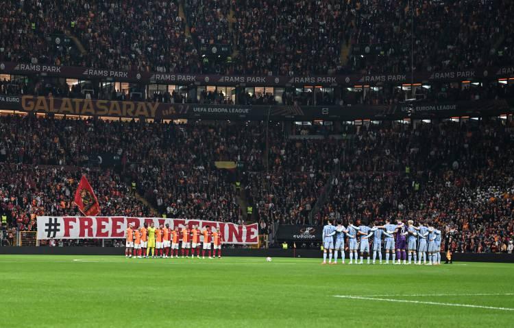 <p>Galatasaray taraftarının açtığı pankartlarda şu ifadeler yer aldı:</p>

<p> </p>
