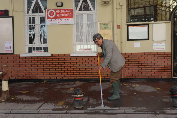 <p>Burada yiyorum, içiyorum, yatıyorum. Bu hayata lanet olsun dedim, böyle yaptım. Şu an mutluyum. Perşembe günü yukarıdaki dershaneyi, kadınların orayı ve aşağıyı makineyle temizliyorum. Geleli 7 buçuk ay oldu, lavabolara pislikten girilmiyordu. Peçete koyuyorum, kireç sökücü, çamaşır suyu ve sıvı sabun alıyorum” ifadelerini kullandı.</p>
