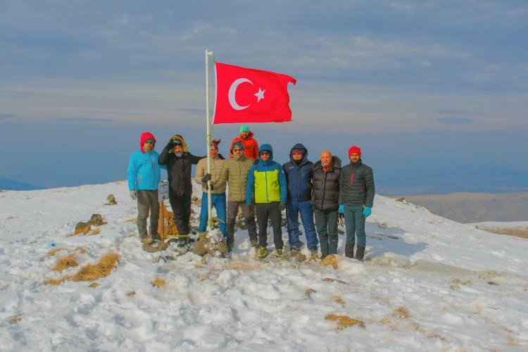 <p>Türkiye Dağcılık Federasyonu Kars İl Başkanı Yardımcısı Harun Çalkın, Sarıkamış'ın düşman işgalinden kurtuluşunun yıl dönümü dolayısıyla 10 kişilik sporcu gurubuyla etkinlik yaptıklarını belirterek, "<strong>Zirveye çıkmak zor olsa da güzel oldu. Çok soğuk ve şiddetli rüzgar bizi zorladı. Ama bu etkinliği sonuna kadar sürdüren sporcularımız, başarılı bir performans gösterdi.</strong>" diye konuştu.</p>
