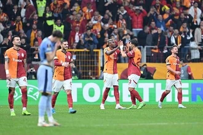 <p>Haberde İngiliz ekibinin stoper hattının bu seviye için yeterli olmadığına dikkat çekildi.</p>