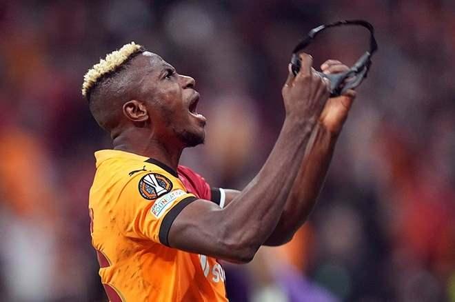 <p><strong>MARCA: OSİMHEN, TOTTENHAM'I NAKAVT ETTİ</strong></p>