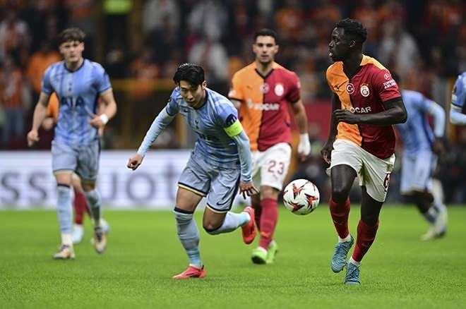 <p><strong>Ligde ve Avrupa Ligi'nde namağlup olan Galatasaray, Tottenham karşısında da cesurca öne çıktı."</strong></p>