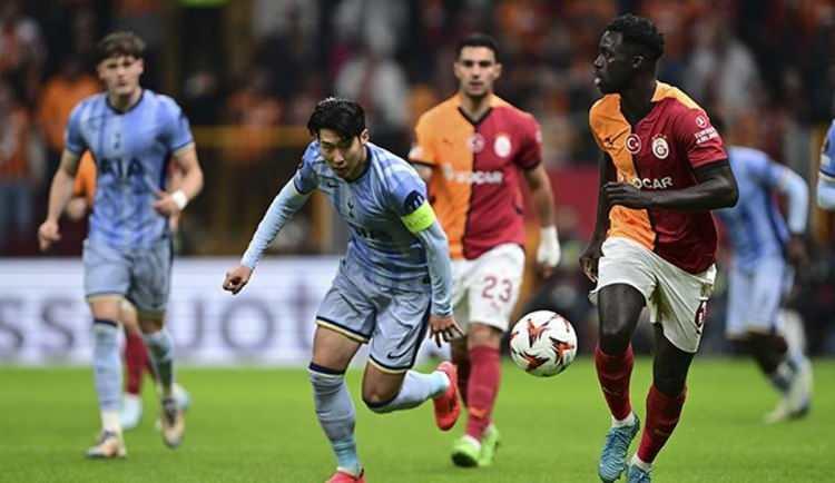 <p>Haberin devamında Sarı-kırmızılıların Avrupa Ligi ve Süper Lig'de yoluna namağlup devam ettiği vurgulandı.</p>