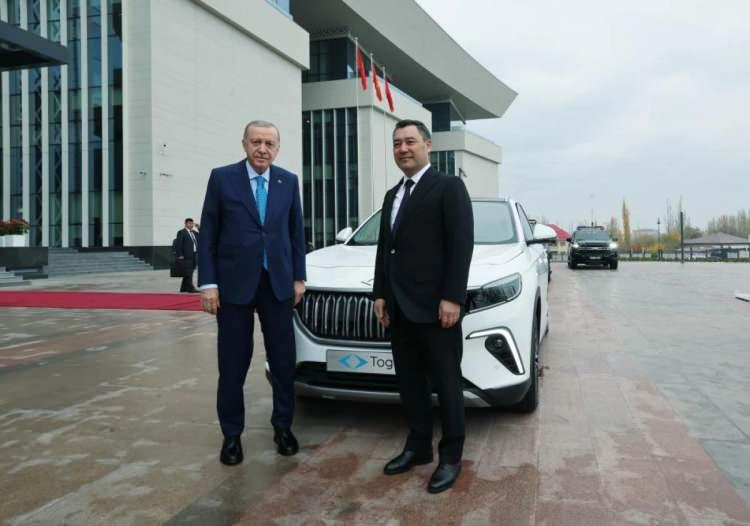 <p>Toplantının ardından Cumhurbaşkanı Erdoğan, mevkidaşı Caparov'a TOGG hediye etti.</p>