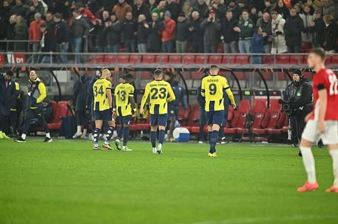 <p><strong>UEFA Avrupa Ligi</strong>'ndeki temsilcilerimizden<strong> Fenerbahçe</strong>'nin dün <strong>Az Alkmaar</strong> deplasmanında aldığı <strong>3-1</strong>'lik yenilgi Hollanda basınında gündem oluşturdu.</p>
