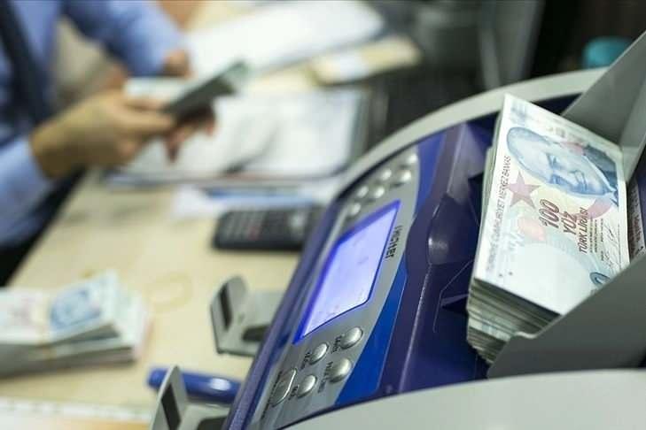 <p>Son verilere göre, memur ve emekliler için zam oranını etkileyecek 3 aylık enflasyon farkı yüzde 8,92 olarak belirlendi. Konuyla ilgili açıklamalarda bulunan Sosyal Güvenlik Başuzmanı İsa Karakaş, OVP'nin yüzde 41,5'lik enflasyon tahminin gerçekleşmesi durumunda memur ve memur emeklisinin yaklaşık yüzde 9,46 oranında alacağını bildirdi.</p>
<p> </p>