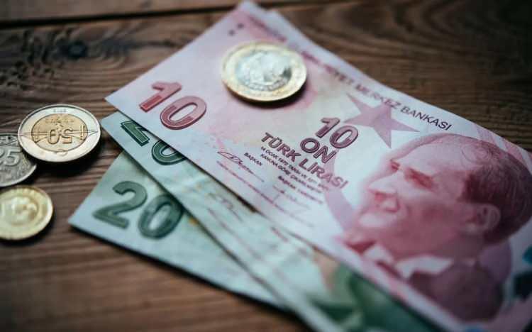 <p>Dolayısıyla bu şekilde hem memurların hem de memur emeklilerinin zamlarını bulmuş oluyoruz. Şu anda yüzde 8,93'lük oran yüzde 10'un altında kaldığından bugün itibarıyla hem memurlara hem de memur emeklilerine sıfır zam yansıması olduğunu söyleyebiliriz” açıklamasında bulundu.</p>
