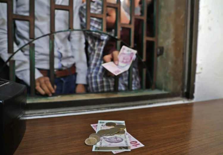 <p>Ekim kasım ve aralık aylarındaki enflasyon oranları da ele alındığında memur ve memur emeklilerine yapılacak zam oranına değinen Karakaş “Yüzde 41,5'lik Orta Vadeli Plan (OVP) yıl sonu enflasyon beklentisini göz önünde bulundurduğumuz zaman, memurlara ve memur emeklilerine yüzde 9,46 bir zam öngörüldüğü söyleyebiliriz.</p>