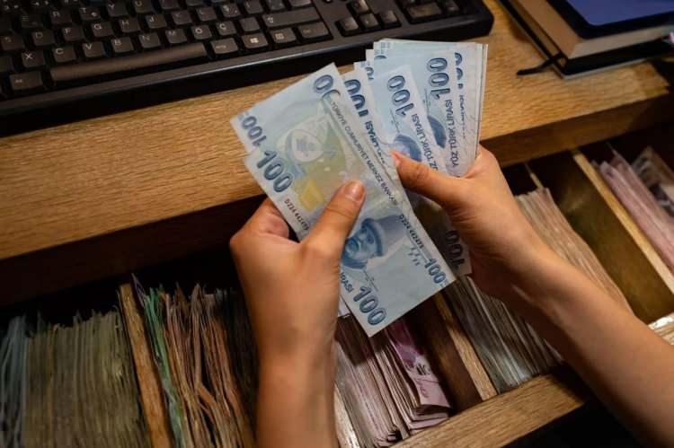 <p>Ancak yüzde 41,5'lik bu oranın aşılacağı beklenti anketleri ve analizlerde bir fikir söz konusu. Bu çerçevede yüzde 43'ü aşacağı yönünde bir izlenim söz konusu. Bu çerçevede memur ve memur emeklilerine yüzde 10 civarında bir zam yapılması söz konusu olacak” değerlendirmesinde bulundu.</p>