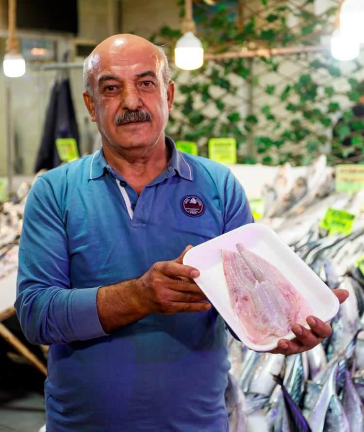 <p><strong>"FİLETO BALIK ALMIYORUM"</strong></p>
<p> </p>
<p>Balık alan Mustafa Karaçöl, sürekli mezgit balığı aldıklarını, balon balığının mezgit diye satıldığını duyduğu günden bu yana tezgahta seçip aldığını söyledi. Karaçöl, <strong>"Gelip burada balığa bakıyorum. Gözümle görüp, seçiyorum. Kesinlikle fileto hale getirilmiş balık almıyorum. Mezgit 700-750 lirayken, onlar 300 liraya satıyor"</strong> diye konuştu.</p>