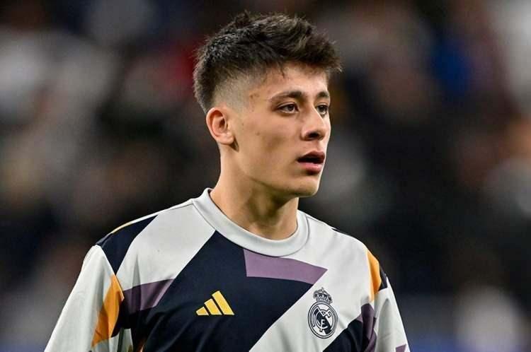 <p>Öte yandan haberde, Arda için ayrılık dolayısıyla Fenerbahçe iddialarının da kuvvetlendiği aktarıldı.</p>
