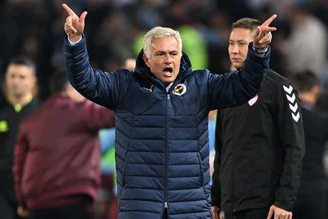 <p>Bu sırada dengesi bozularak takla atan Portekizli hocanın üzerine teknik ekip ve futbolcular atladı.</p>