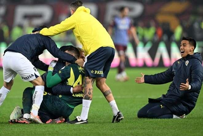 <p><strong>Mirror'</strong>da yer alan haberde, <strong>"Amrabat'ın muhteşem bitirişi, Mourinho'nun kariyeri boyunca gördüğümüz türden bir duygu ve kutlama yaşamasını sağladı."</strong> ifadeleri kullanıldı.</p>