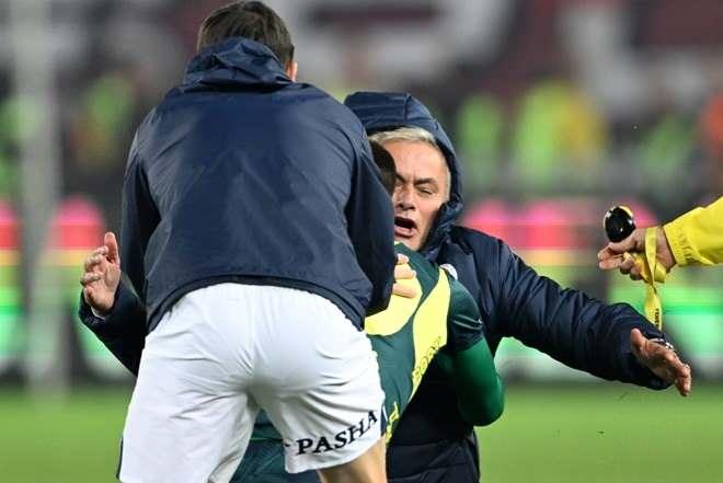 <p><strong>Daily Mail, </strong>Jose Mourinho'nun imza hareketi olan dizleri üzerinde kayarak gol sevinci kutlamasını yaparken bu kez başarılı olamadığını belirtti. Portekizli hocanın hareketi yaparken dengesinin bozulduğu ancak yaşadığı coşkuyla birlikte Fenerbahçe yedek kulübesini çılgınca sevincine ortak ettiği ifade edildi.</p>