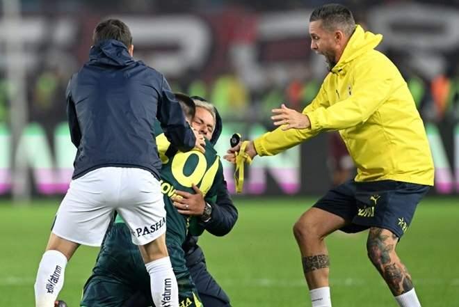 <p>Portekizli hocanın hareketi yaparken dengesinin bozulduğu ancak yaşadığı coşkuyla birlikte Fenerbahçe yedek kulübesini çılgınca sevincine ortak ettiği ifade edildi.</p>