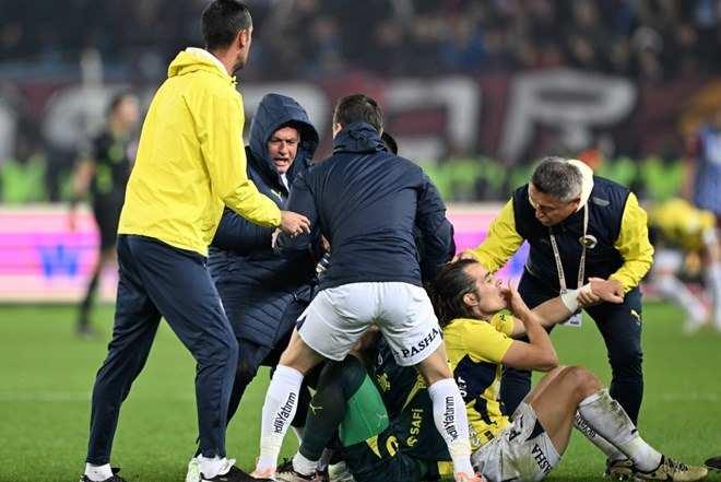 <p><strong>Record</strong>'da yer alan haberde ise Mourinho'nun golden sonra oldukça duygu yüklü olduğunun altı çizildi. Portekizli hocanın sahaya girerek dizleri üzerinde kaydığı belirtilirken sevinci sırasında terslik yaşadığı ve takla attığı aktarıldı.</p>