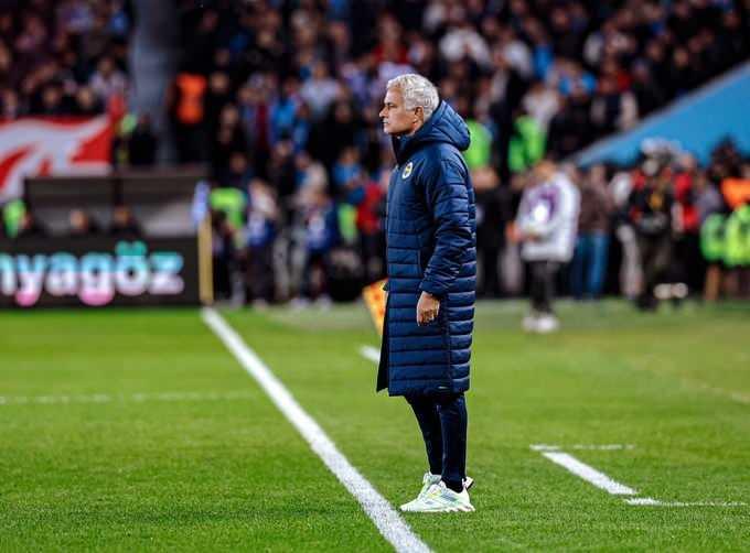 <p><strong>Mundo Deportivo</strong>'da yer alan haberde <strong>"Amrabat'ın golü tüm oyuncular ile Portekizli teknik adam arasında çılgın bir kutlamaya yol açtı. Jose sahaya girdi ve dizlerinin üzerinde kaydı, tökezledi ve neredeyse bacağını sahanın üzerinde bırakacaktı."</strong> denildi.</p>
