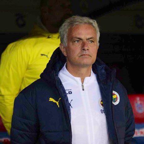 <p><strong>O JOGO</strong> ise Jose Mourinho'nun Amrabat'ın golünden sonra kendisini sahaya attığını belirtirken golü kutladığı anlara dair görüntüleri paylaştı.</p>