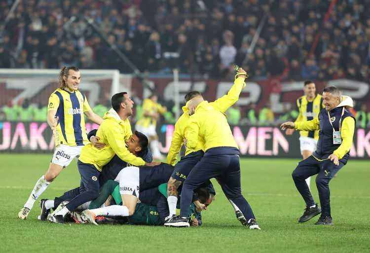 <p><strong>T-Online </strong>ise Mourinho'nun futbol dünyasının en tutkulu antrenörlerinden biri olmaya devam ettiğini okurlarına sundu.</p>